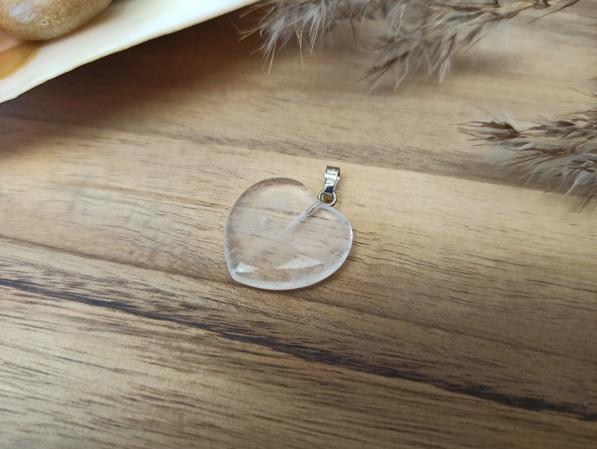 Bergkristal edelsteen hanger hart | 20 mm – curated crystal by Marga Jacobs | rust, symboliek en intuïtieve zelfzorg