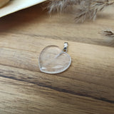 Bergkristal edelsteen hanger hart | 20 mm – curated crystal by Marga Jacobs | rust, symboliek en intuïtieve zelfzorg