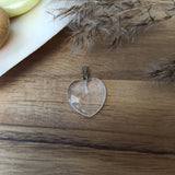 Bergkristal edelsteen hanger hart | 20 mm – curated crystal by Marga Jacobs | rust, symboliek en intuïtieve zelfzorg
