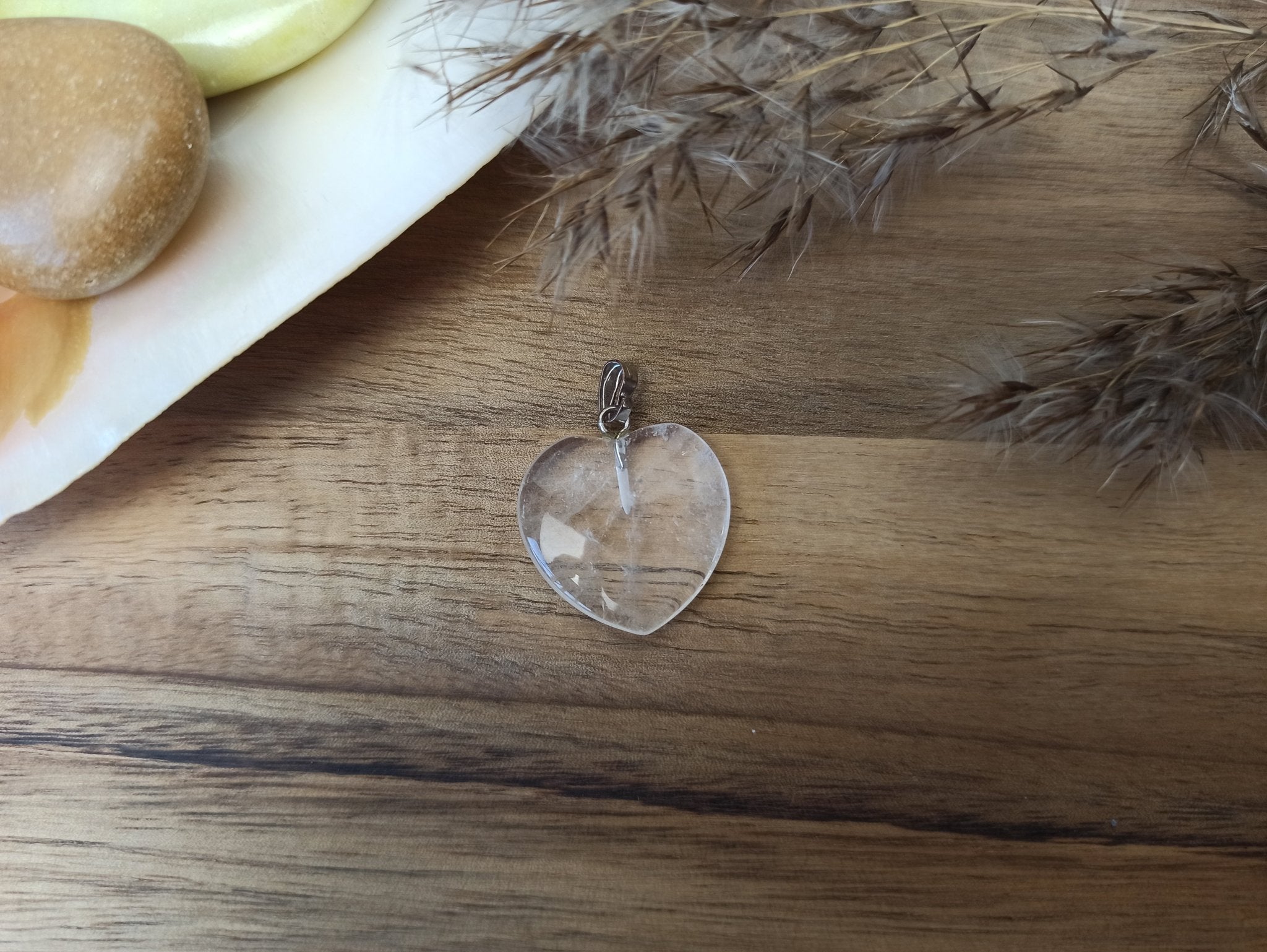 Bergkristal edelsteen hanger hart | 20 mm – curated crystal by Marga Jacobs | rust, symboliek en intuïtieve zelfzorg