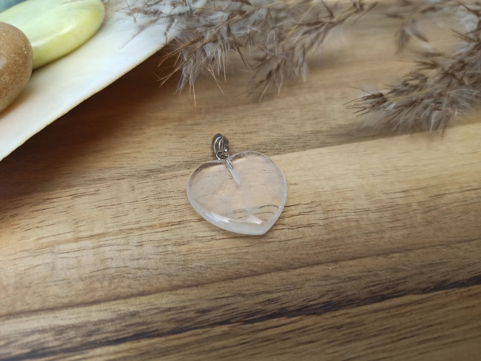 Bergkristal edelsteen hanger hart | 20 mm – curated crystal by Marga Jacobs | rust, symboliek en intuïtieve zelfzorg