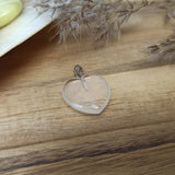 Bergkristal edelsteen hanger hart | 20 mm – curated crystal by Marga Jacobs | rust, symboliek en intuïtieve zelfzorg