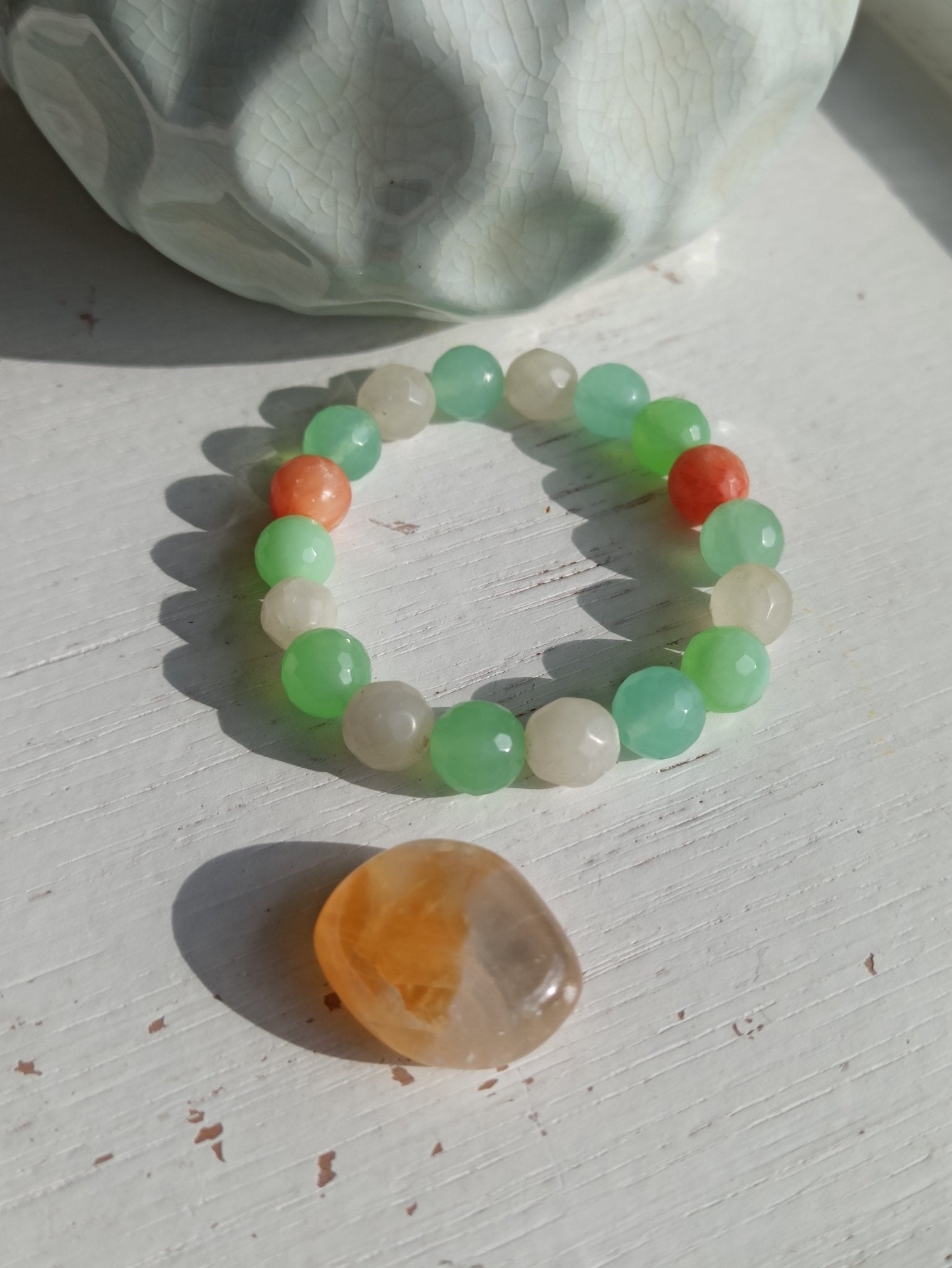 Bergkristal - Groene agaat - Carneool (facet) edelsteen armband | 10 mm – curated crystal by Marga Jacobs | rust, symboliek en intuïtieve zelfzorg