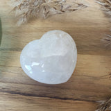 Bergkristal hart | 4,5 cm – curated crystal by Marga Jacobs | rust, symboliek en intuïtieve zelfzorg