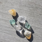 Bergkristal trommelstenen – curated crystal by Marga Jacobs | rust, symboliek en intuïtieve zelfzorg