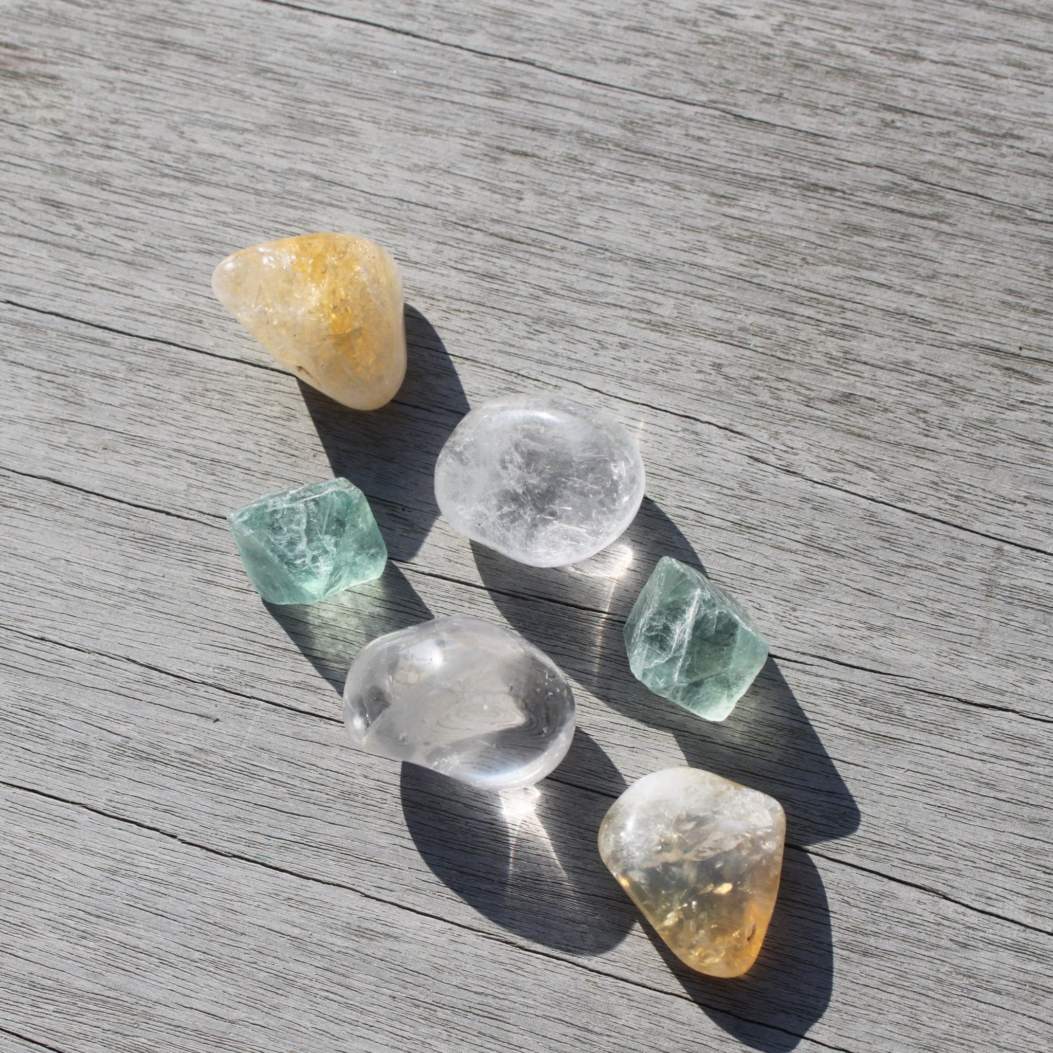 Bergkristal trommelstenen – curated crystal by Marga Jacobs | rust, symboliek en intuïtieve zelfzorg