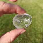 Bergkristal trommelstenen – curated crystal by Marga Jacobs | rust, symboliek en intuïtieve zelfzorg