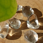 Bergkristal trommelstenen – curated crystal by Marga Jacobs | rust, symboliek en intuïtieve zelfzorg