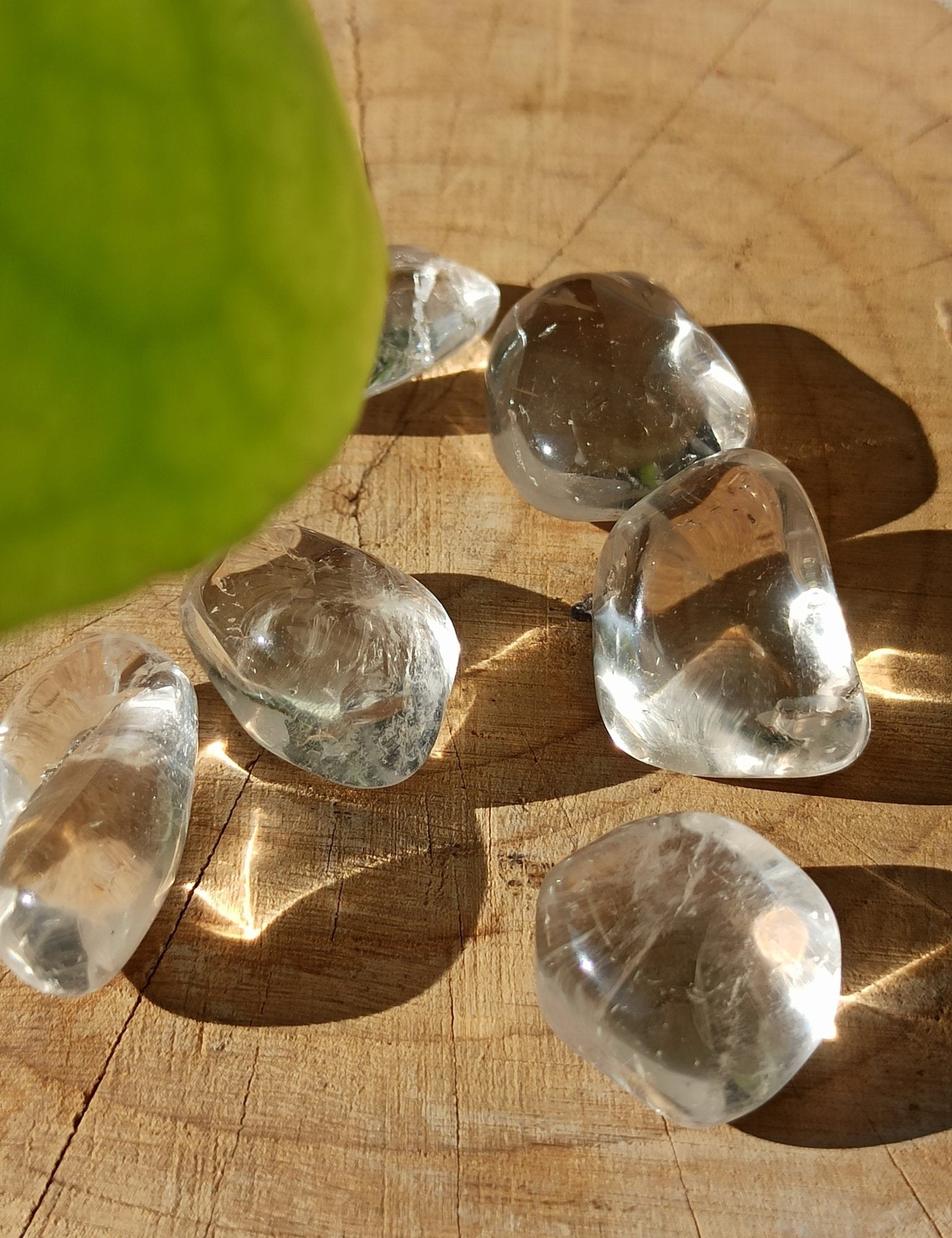 Bergkristal trommelstenen – curated crystal by Marga Jacobs | rust, symboliek en intuïtieve zelfzorg