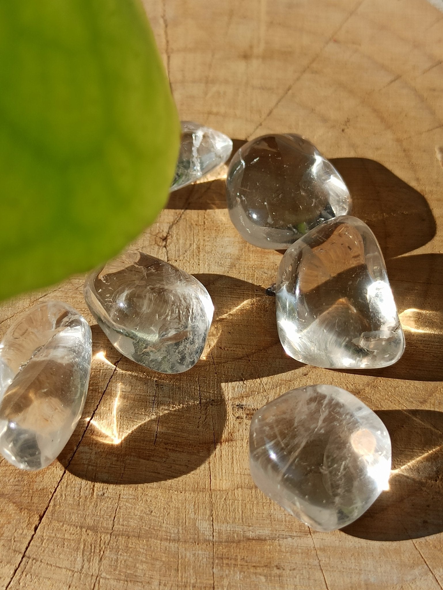 Bergkristal trommelstenen – curated crystal by Marga Jacobs | rust, symboliek en intuïtieve zelfzorg