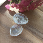 Bergkristal trommelstenen – curated crystal by Marga Jacobs | rust, symboliek en intuïtieve zelfzorg