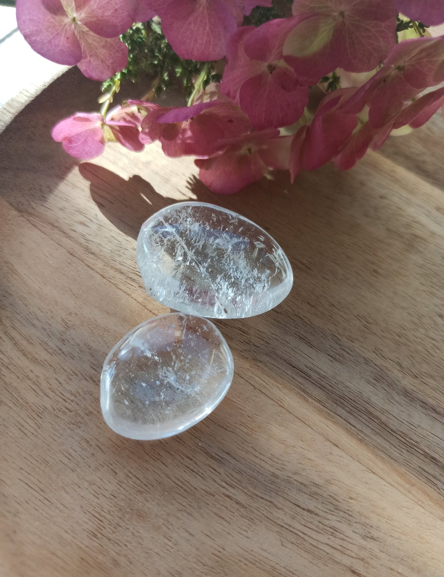 Bergkristal trommelstenen – curated crystal by Marga Jacobs | rust, symboliek en intuïtieve zelfzorg