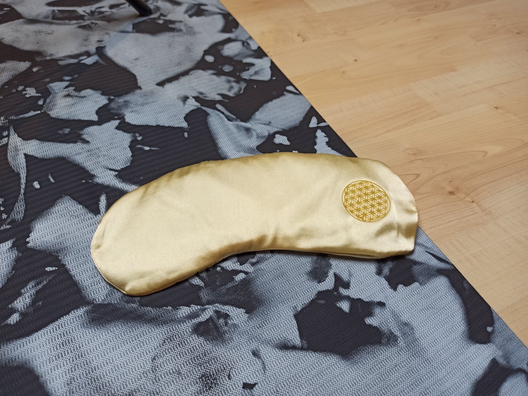 Bergkristal Yoga Gems Meditatie Oogkussen – curated crystal by Marga Jacobs | rust, symboliek en intuïtieve zelfzorg