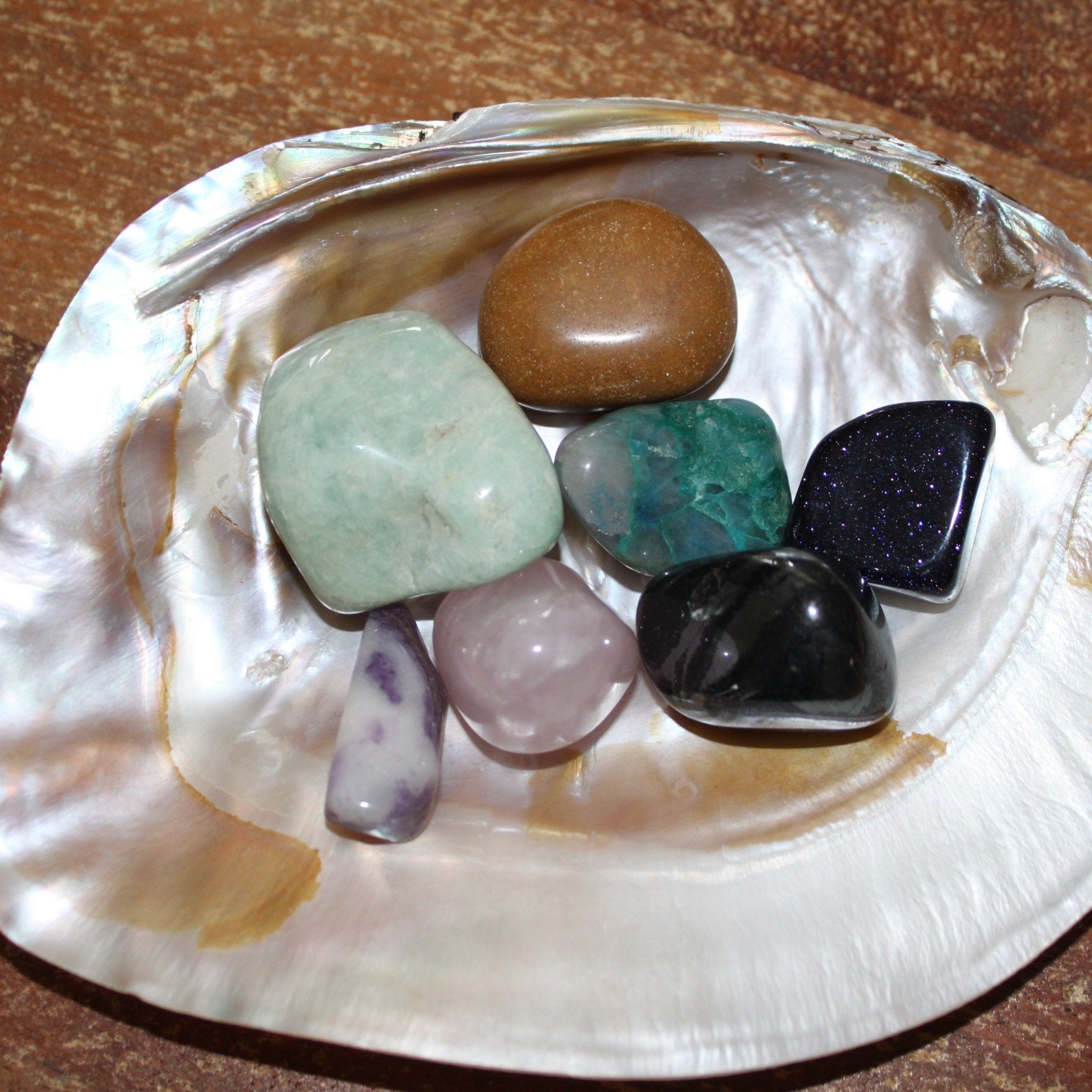 Bertandriet trommelstenen – curated crystal by Marga Jacobs | rust, symboliek en intuïtieve zelfzorg