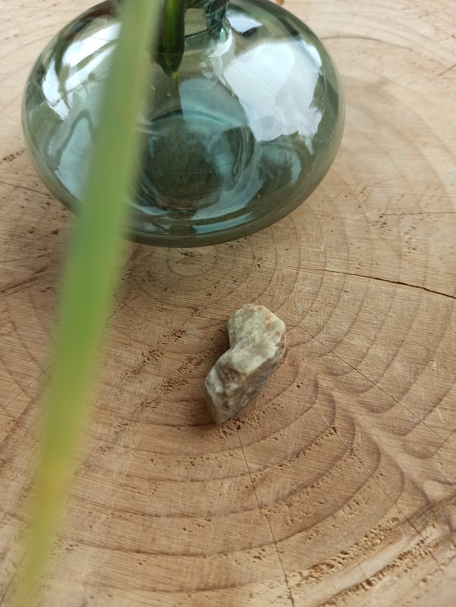 Berylloniet | ruw – curated crystal by Marga Jacobs | rust, symboliek en intuïtieve zelfzorg