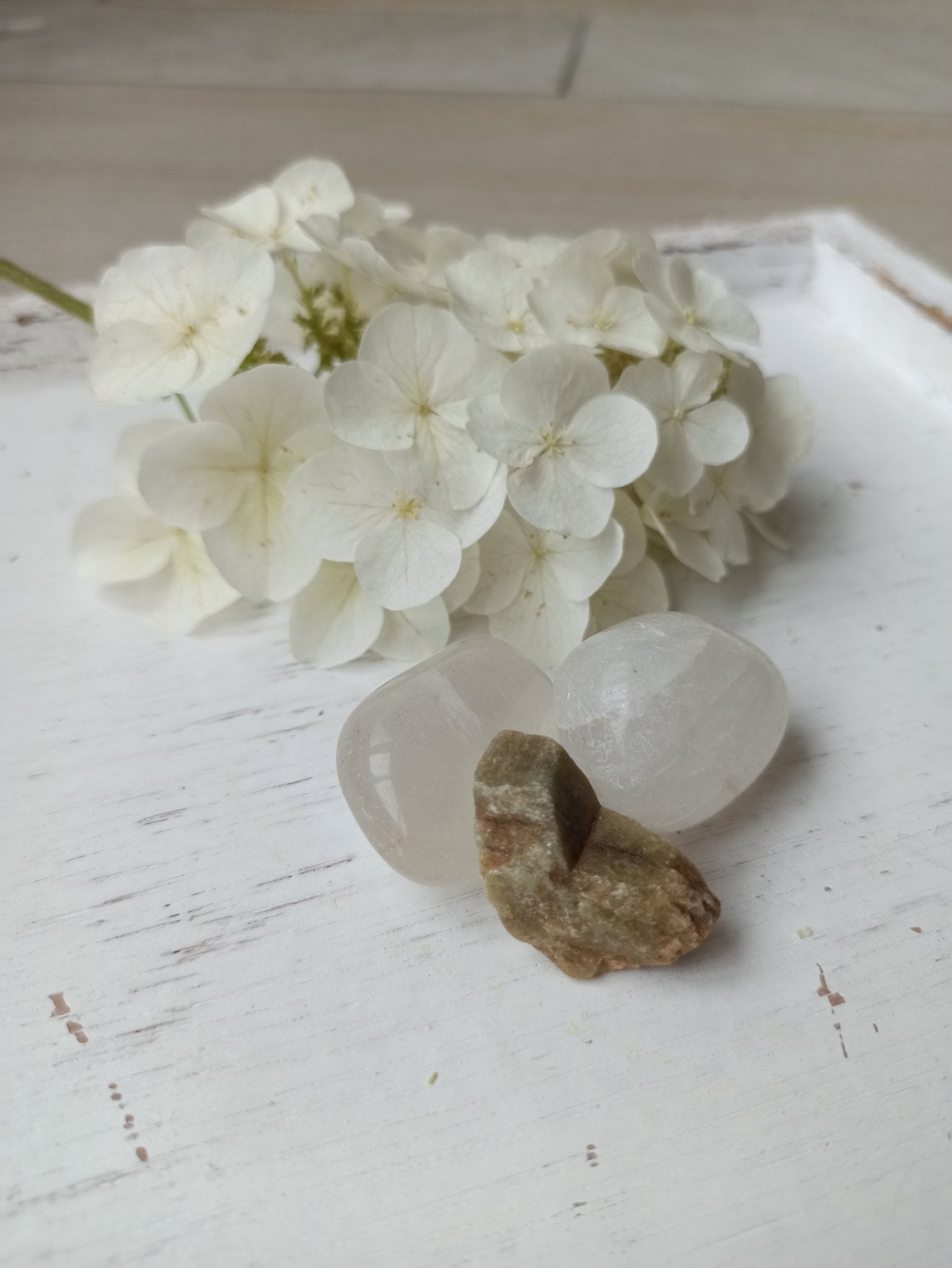 Berylloniet | ruw – curated crystal by Marga Jacobs | rust, symboliek en intuïtieve zelfzorg