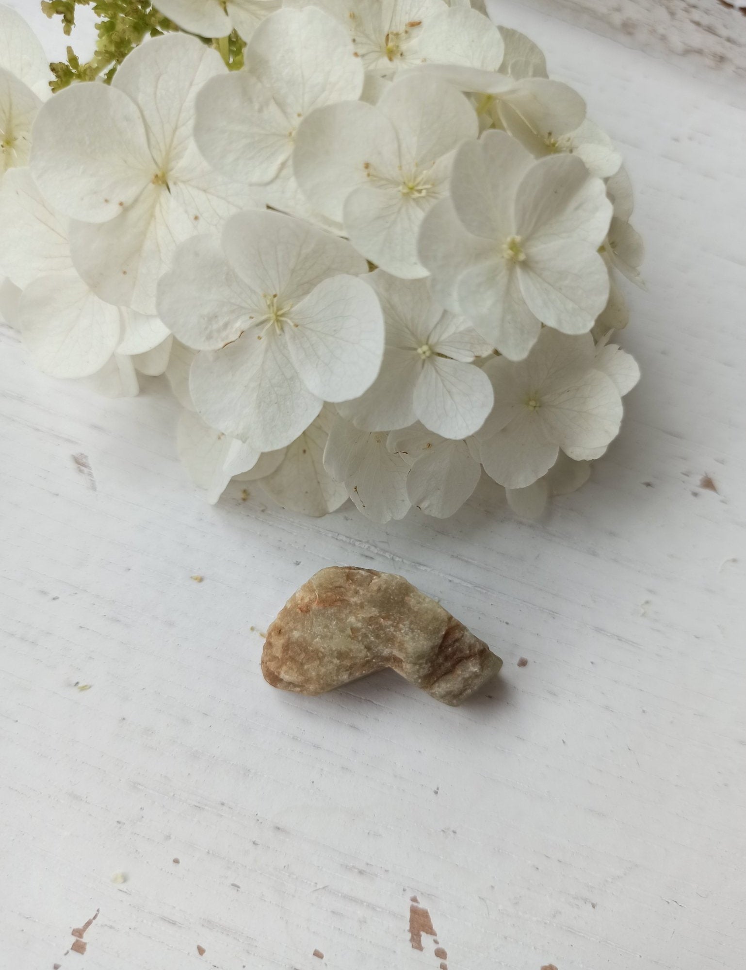 Berylloniet | ruw – curated crystal by Marga Jacobs | rust, symboliek en intuïtieve zelfzorg