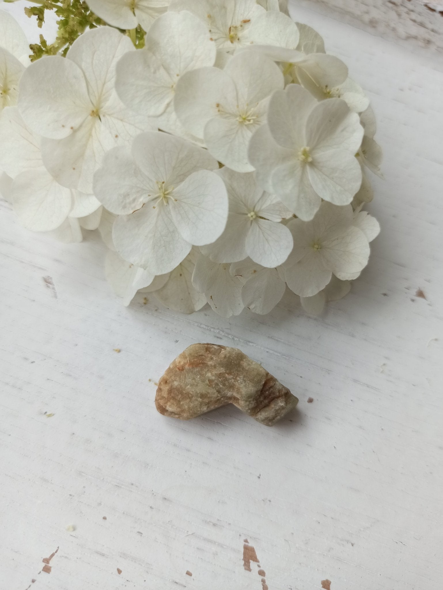 Berylloniet | ruw – curated crystal by Marga Jacobs | rust, symboliek en intuïtieve zelfzorg