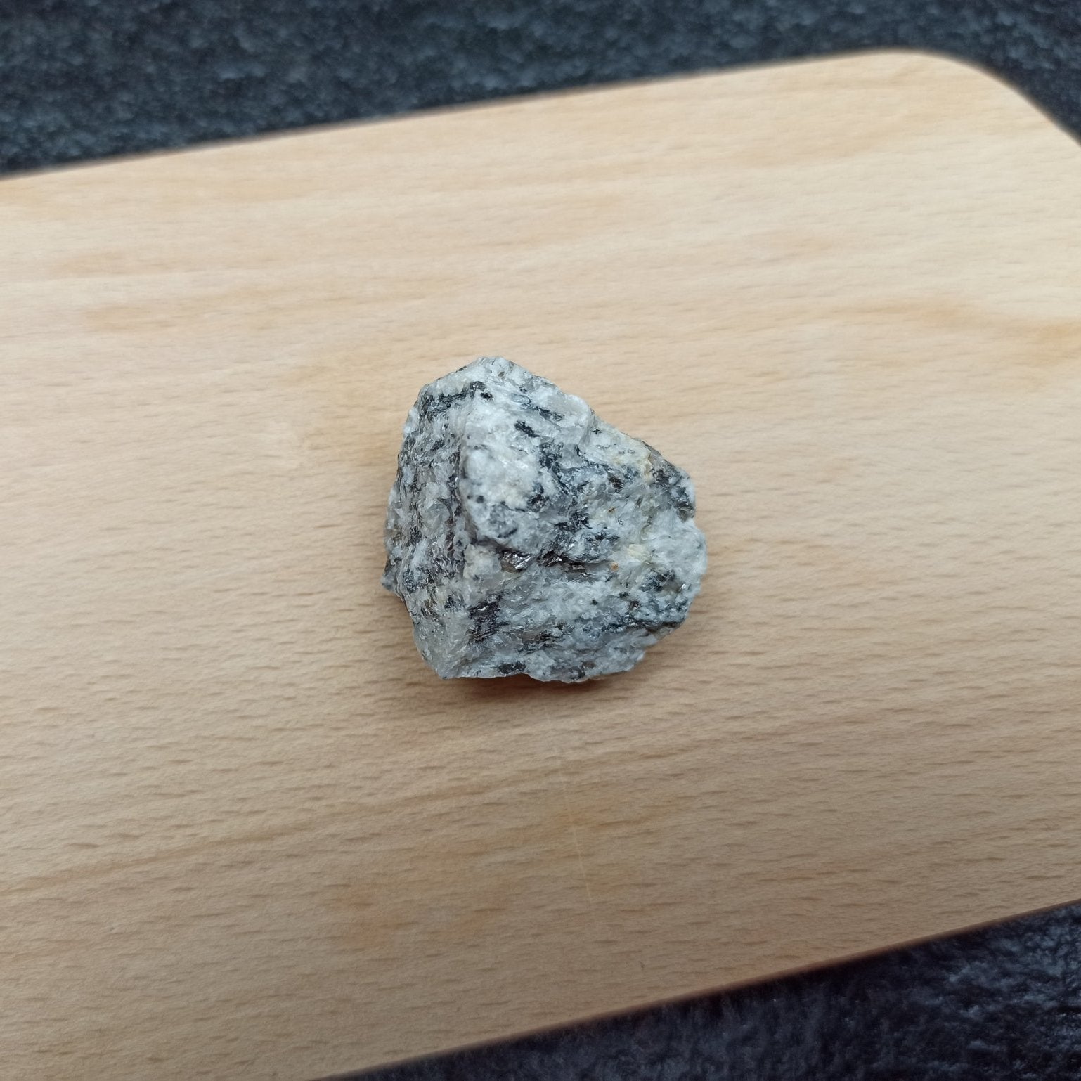 Biotiet trommelstenen – curated crystal by Marga Jacobs | rust, symboliek en intuïtieve zelfzorg