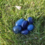 Blauwe Agaat trommelstenen – curated crystal by Marga Jacobs | rust, symboliek en intuïtieve zelfzorg