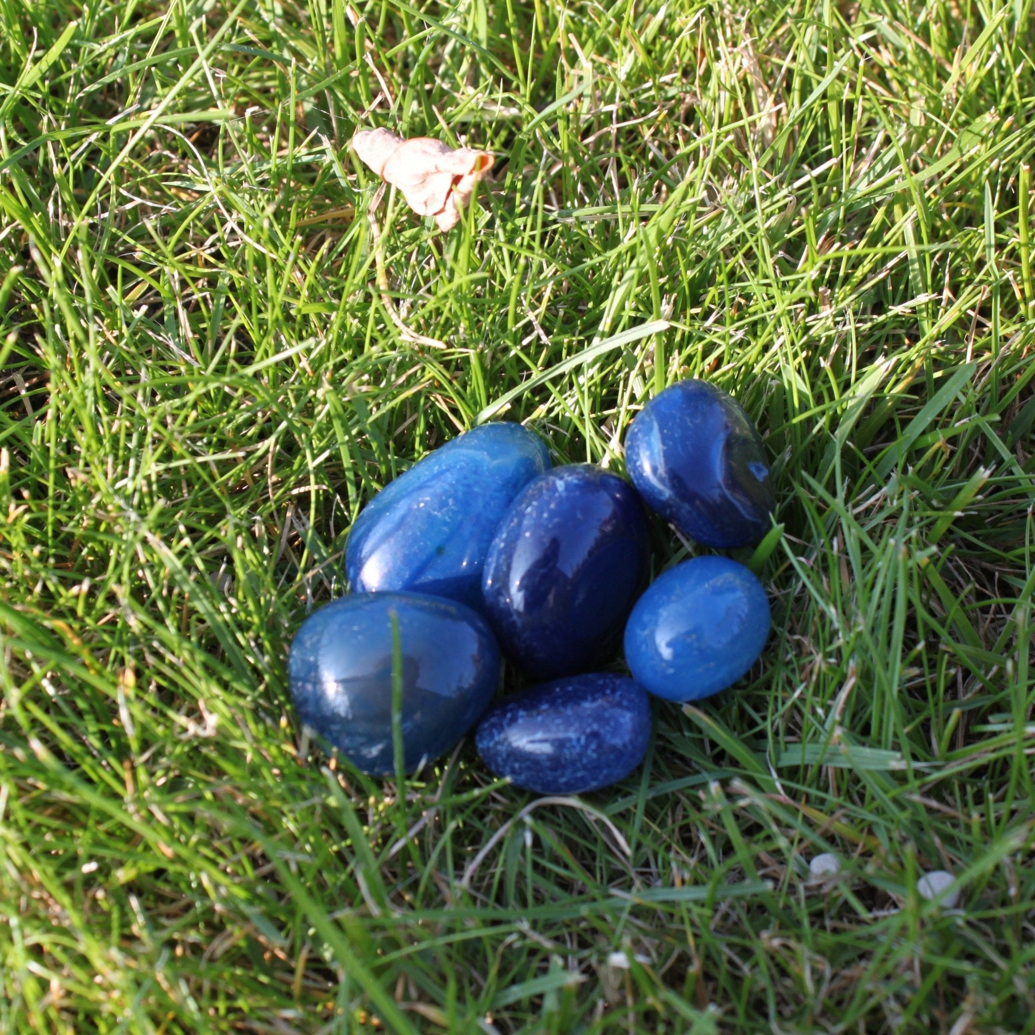 Blauwe Agaat trommelstenen – curated crystal by Marga Jacobs | rust, symboliek en intuïtieve zelfzorg