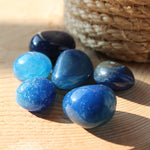 Blauwe Agaat trommelstenen – curated crystal by Marga Jacobs | rust, symboliek en intuïtieve zelfzorg