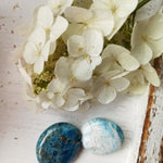 Blauwe Apatiet handstenen – curated crystal by Marga Jacobs | rust, symboliek en intuïtieve zelfzorg