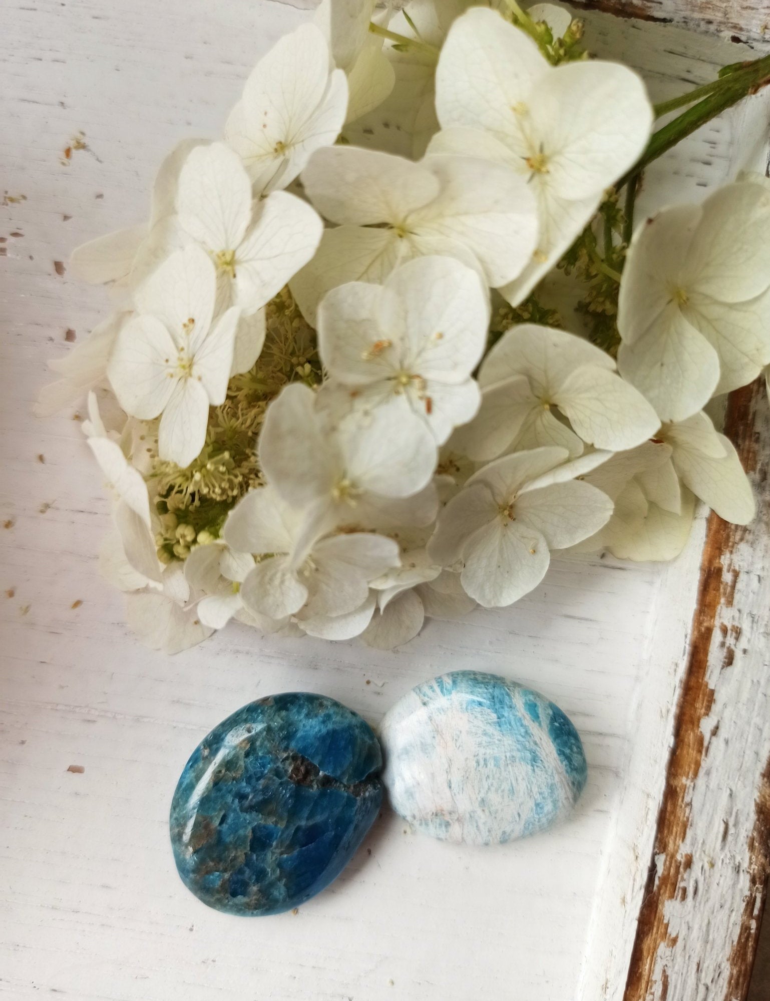 Blauwe Apatiet handstenen – curated crystal by Marga Jacobs | rust, symboliek en intuïtieve zelfzorg