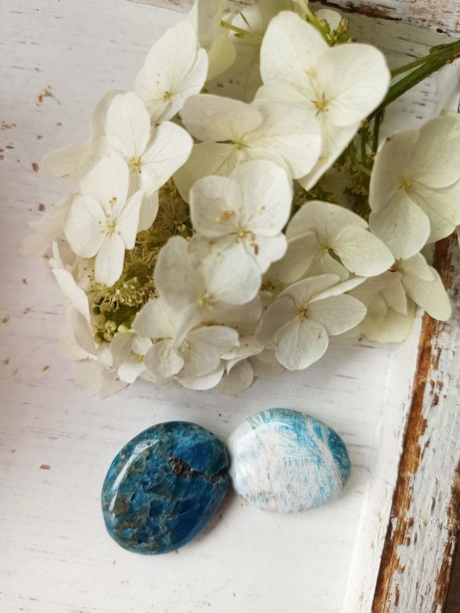 Blauwe Apatiet handstenen – curated crystal by Marga Jacobs | rust, symboliek en intuïtieve zelfzorg