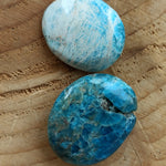 Blauwe Apatiet handstenen – curated crystal by Marga Jacobs | rust, symboliek en intuïtieve zelfzorg