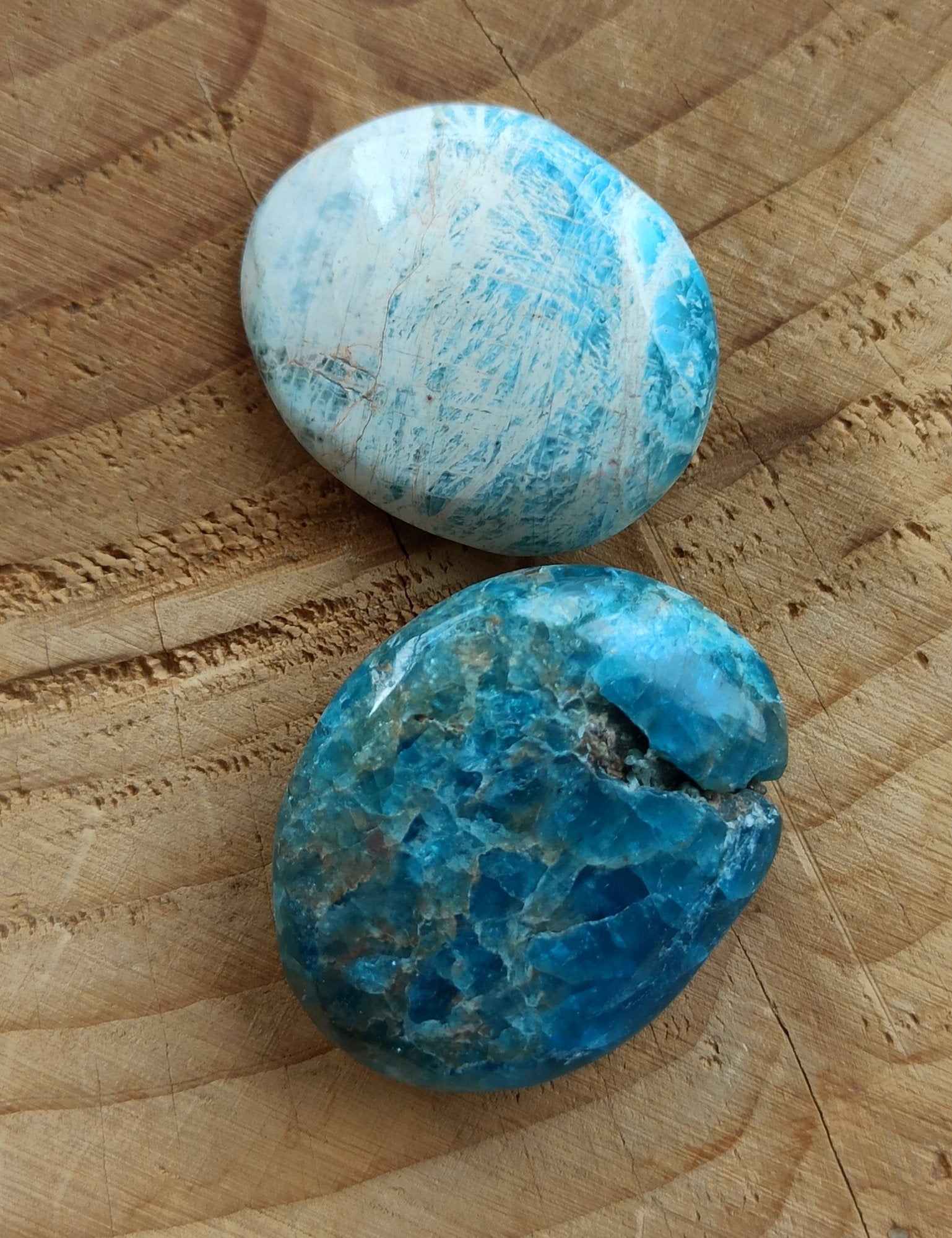 Blauwe Apatiet handstenen – curated crystal by Marga Jacobs | rust, symboliek en intuïtieve zelfzorg