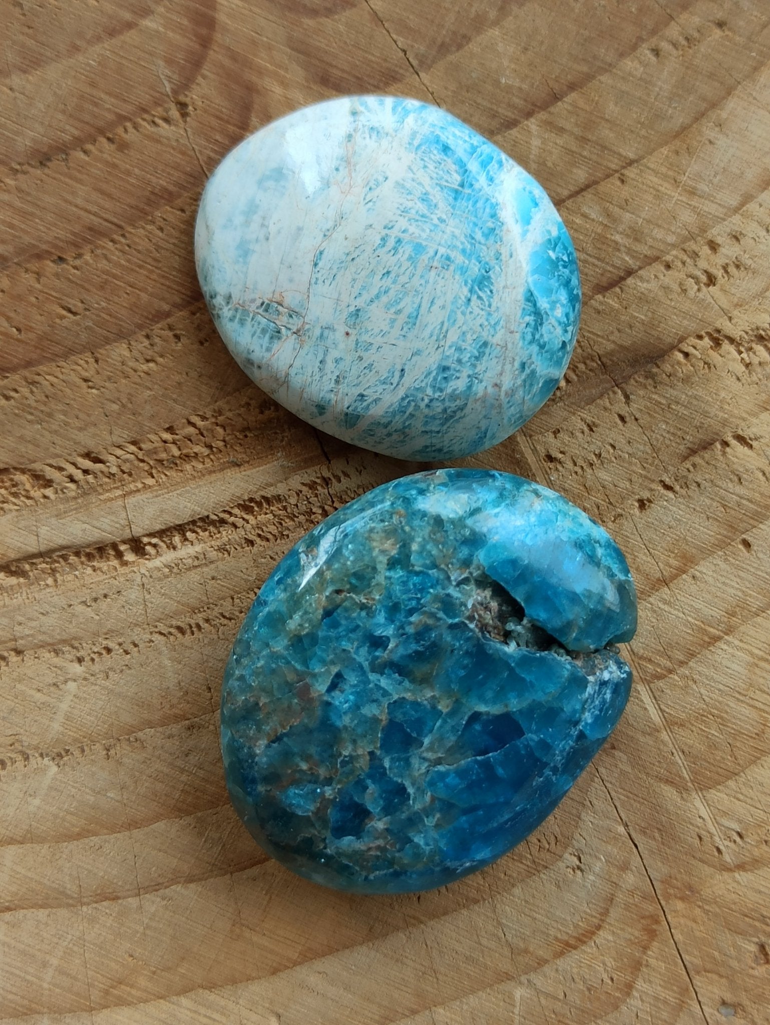 Blauwe Apatiet handstenen – curated crystal by Marga Jacobs | rust, symboliek en intuïtieve zelfzorg