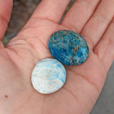 Blauwe Apatiet handstenen – curated crystal by Marga Jacobs | rust, symboliek en intuïtieve zelfzorg