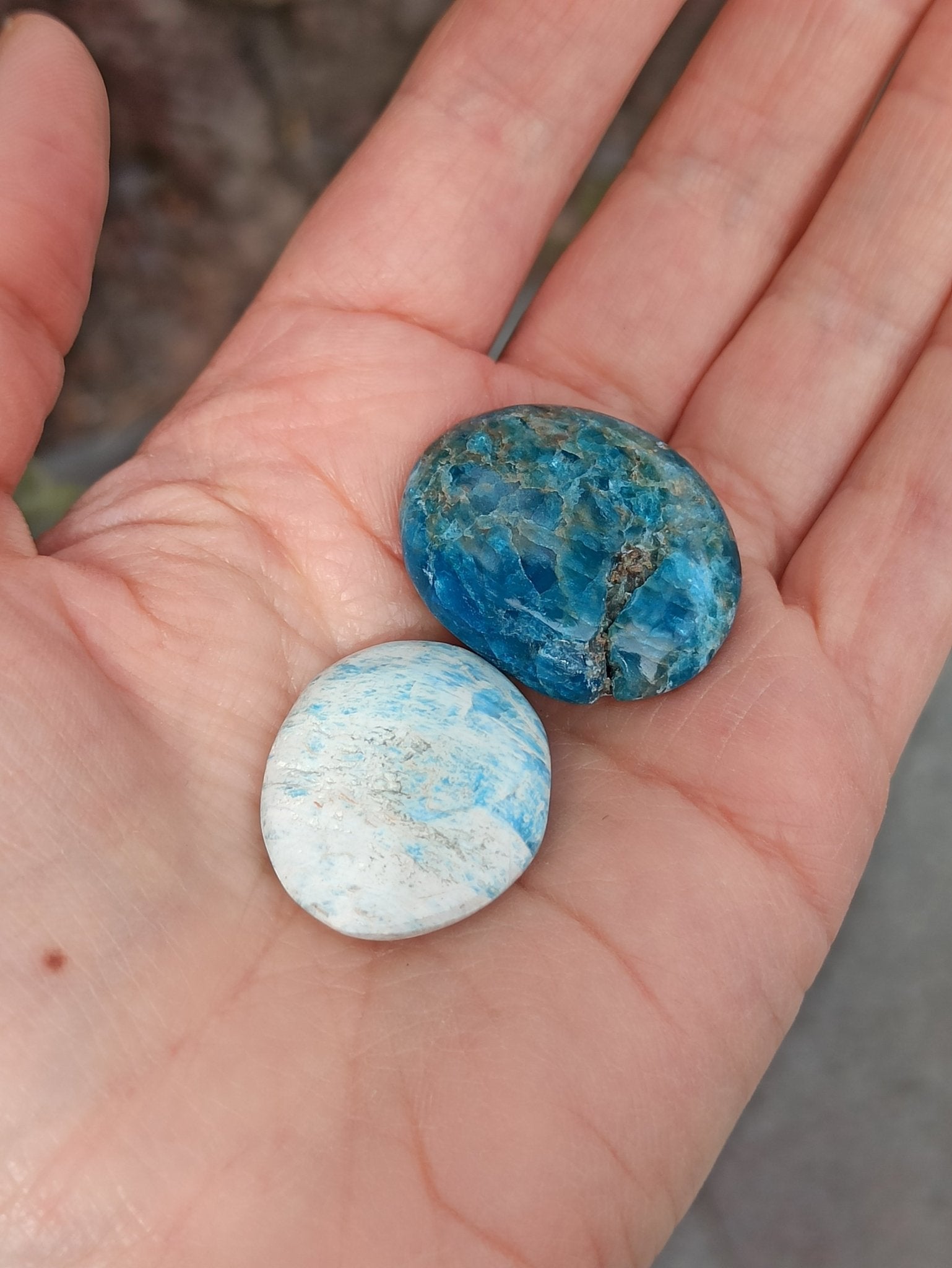 Blauwe Apatiet handstenen – curated crystal by Marga Jacobs | rust, symboliek en intuïtieve zelfzorg