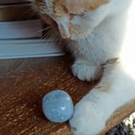 Blauwe calciet trommelstenen – curated crystal by Marga Jacobs | rust, symboliek en intuïtieve zelfzorg