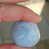 Blauwe calciet trommelstenen – curated crystal by Marga Jacobs | rust, symboliek en intuïtieve zelfzorg