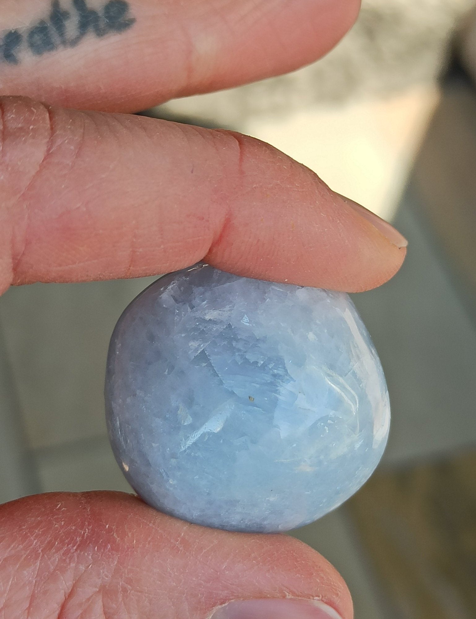 Blauwe calciet trommelstenen – curated crystal by Marga Jacobs | rust, symboliek en intuïtieve zelfzorg