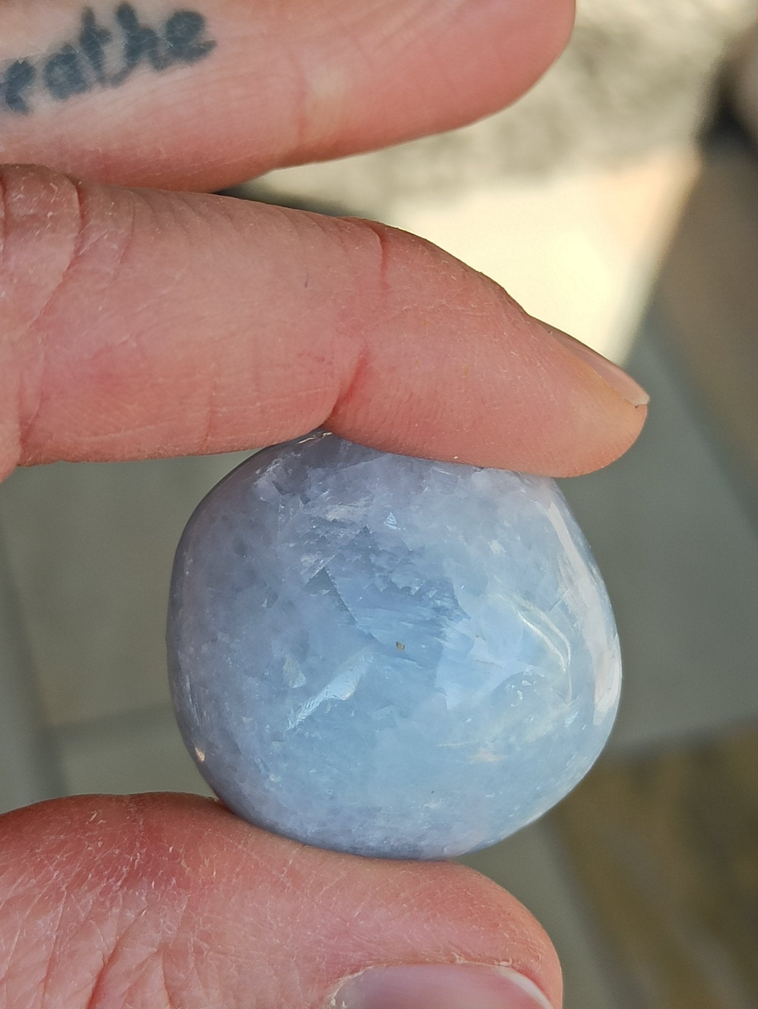 Blauwe calciet trommelstenen – curated crystal by Marga Jacobs | rust, symboliek en intuïtieve zelfzorg