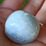 Blauwe calciet trommelstenen – curated crystal by Marga Jacobs | rust, symboliek en intuïtieve zelfzorg