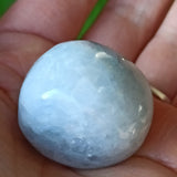 Blauwe calciet trommelstenen – curated crystal by Marga Jacobs | rust, symboliek en intuïtieve zelfzorg