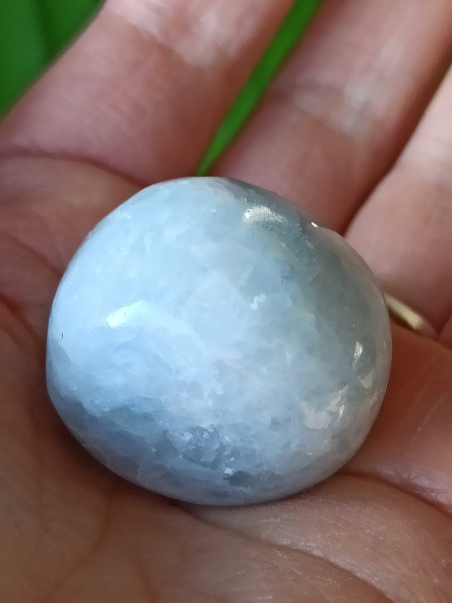 Blauwe calciet trommelstenen – curated crystal by Marga Jacobs | rust, symboliek en intuïtieve zelfzorg