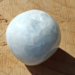 Blauwe calciet trommelstenen – curated crystal by Marga Jacobs | rust, symboliek en intuïtieve zelfzorg