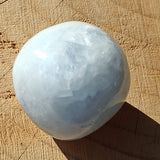 Blauwe calciet trommelstenen – curated crystal by Marga Jacobs | rust, symboliek en intuïtieve zelfzorg