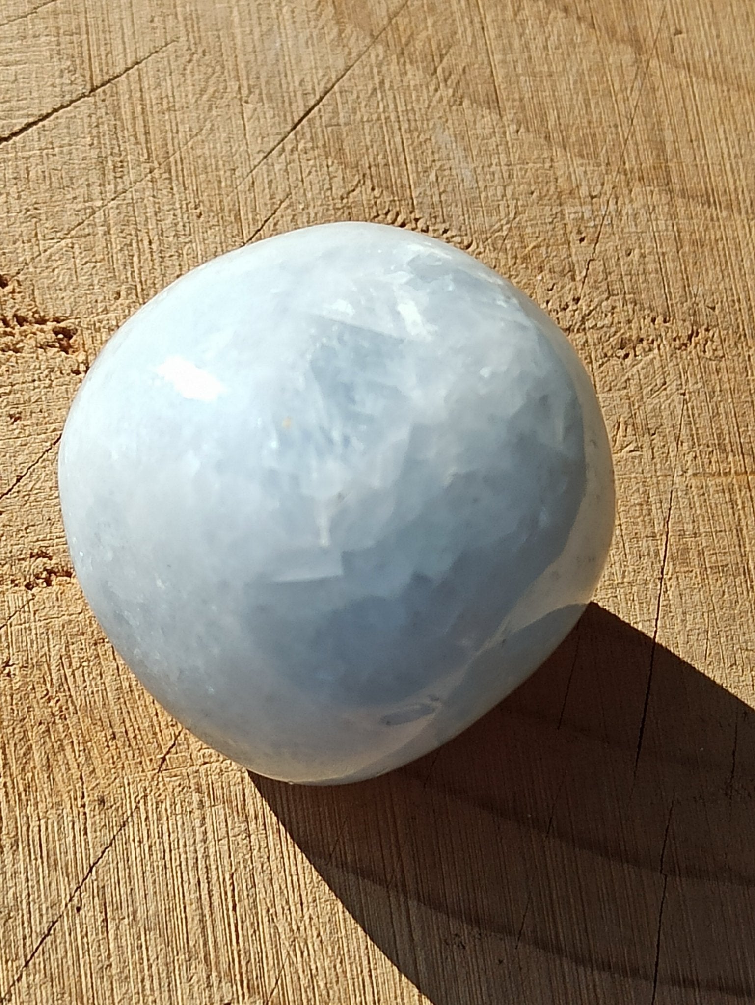 Blauwe calciet trommelstenen – curated crystal by Marga Jacobs | rust, symboliek en intuïtieve zelfzorg