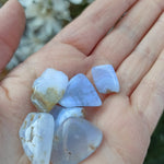 Blauwe chalcedoon trommelstenen – curated crystal by Marga Jacobs | rust, symboliek en intuïtieve zelfzorg