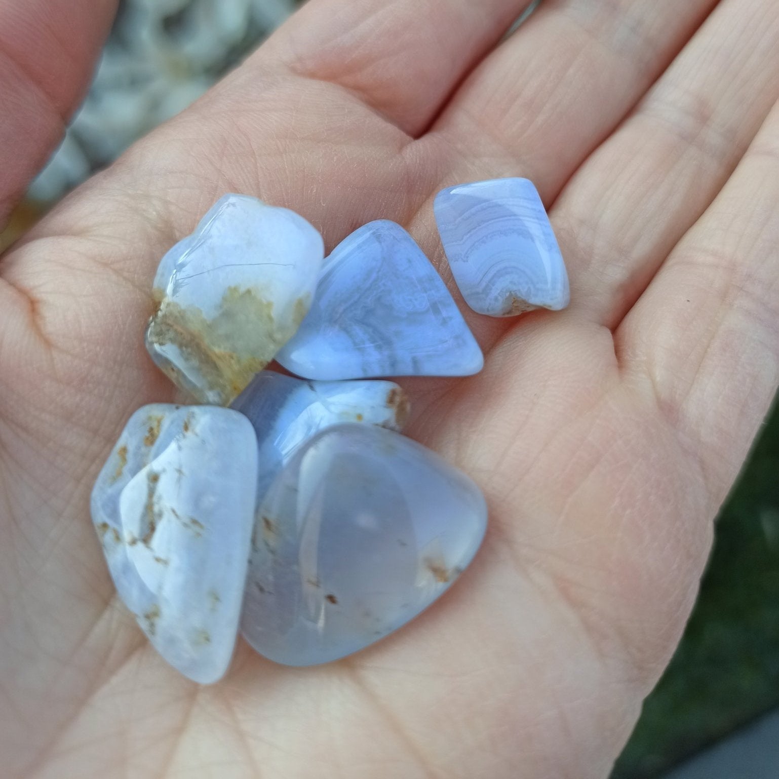 Blauwe chalcedoon trommelstenen – curated crystal by Marga Jacobs | rust, symboliek en intuïtieve zelfzorg