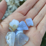 Blauwe chalcedoon trommelstenen – curated crystal by Marga Jacobs | rust, symboliek en intuïtieve zelfzorg