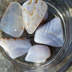 Blauwe chalcedoon trommelstenen – curated crystal by Marga Jacobs | rust, symboliek en intuïtieve zelfzorg