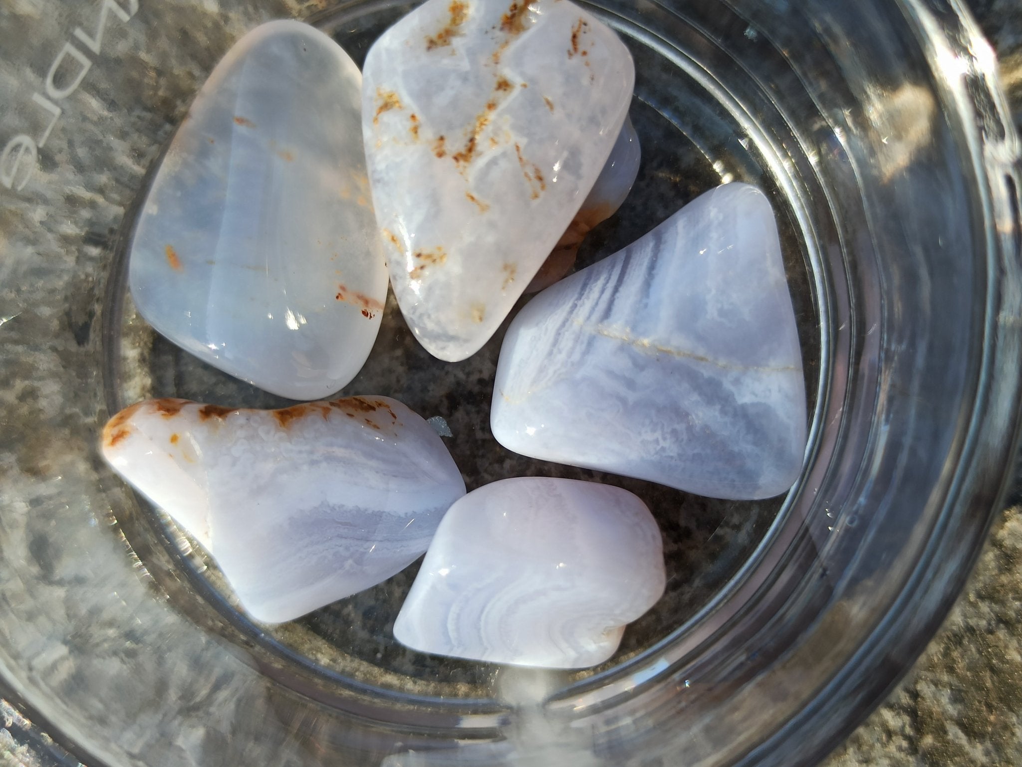 Blauwe chalcedoon trommelstenen – curated crystal by Marga Jacobs | rust, symboliek en intuïtieve zelfzorg