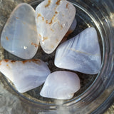 Blauwe chalcedoon trommelstenen – curated crystal by Marga Jacobs | rust, symboliek en intuïtieve zelfzorg